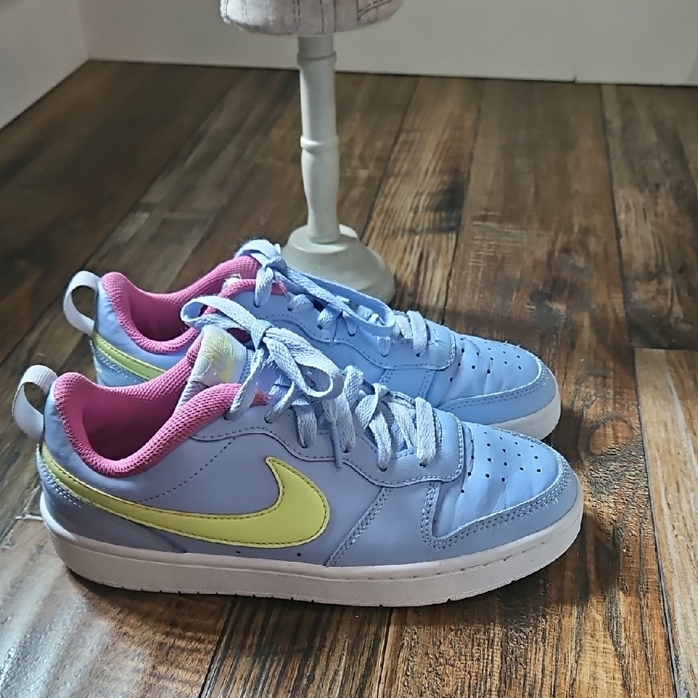 Nike Kids Light Blue and Pink Leather Sneakers with Yellow Swoosh.‎ Size 5Y